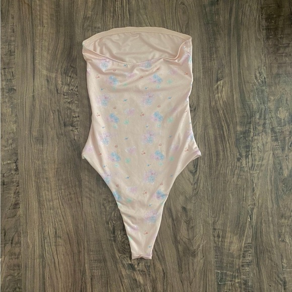 Djerf Avenue Swimsuit Summer
Island - Picture 3 of 4